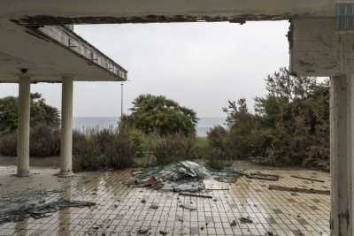 Palese, a due passi dal mare un colosso abbandonato da decenni: � l'hotel Poseidon
